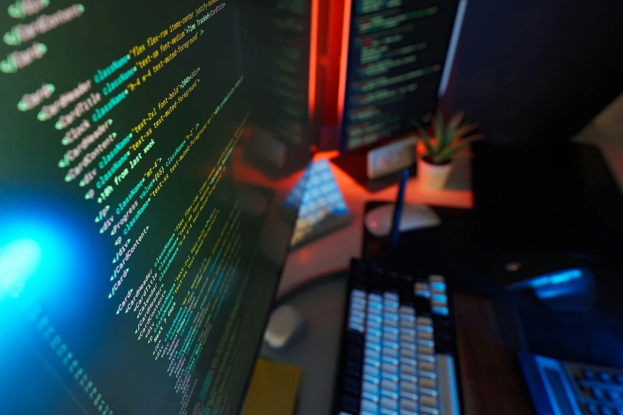 Entwicklungsarbeitsplatz mit Code auf mehreren Bildschirmen